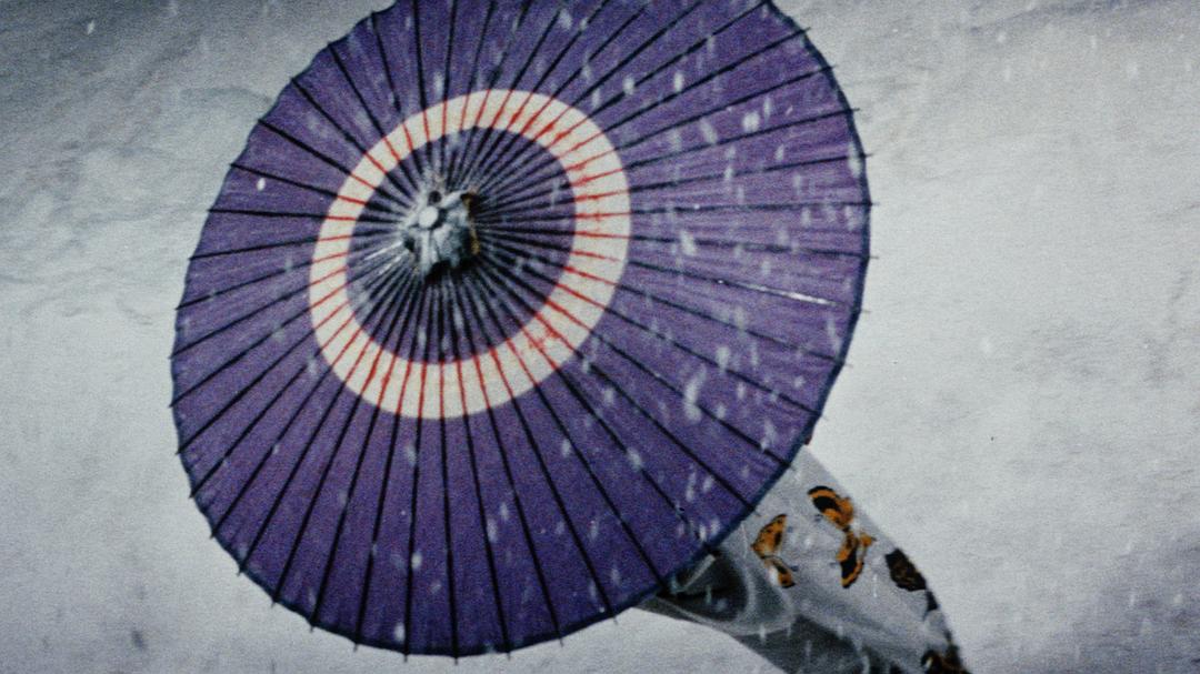 撑伞的身影，来去飘忽犹如鬼魅